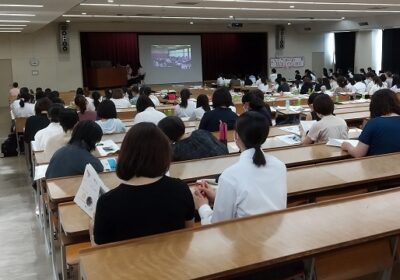 会場では教室や施設訪問を生中継