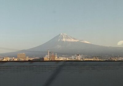 早朝、快晴のなかに雄大な姿の富士山、勇気づけられました（新幹線の車窓より）